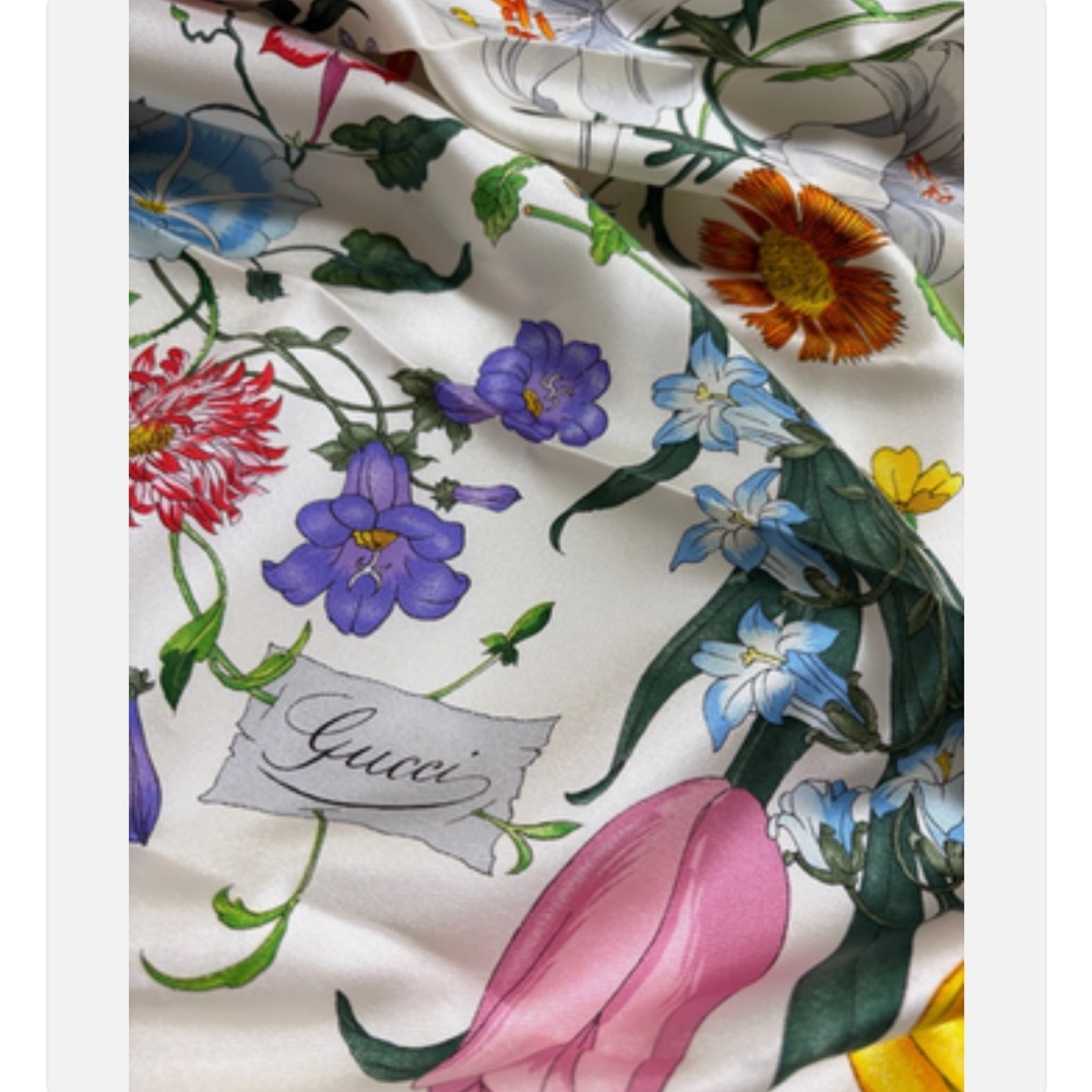 Gucci Silk Twill Carre Scarf White Current collectible GG Print Luxury EUC